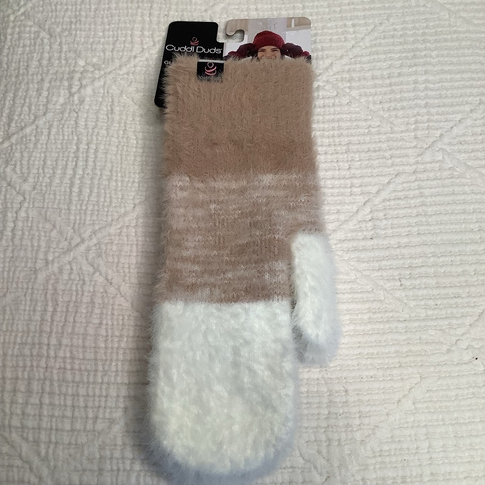Cuddl Duds NWT Tan and White Ombré Fuzzy Warm mittens - Picture 4 of 8